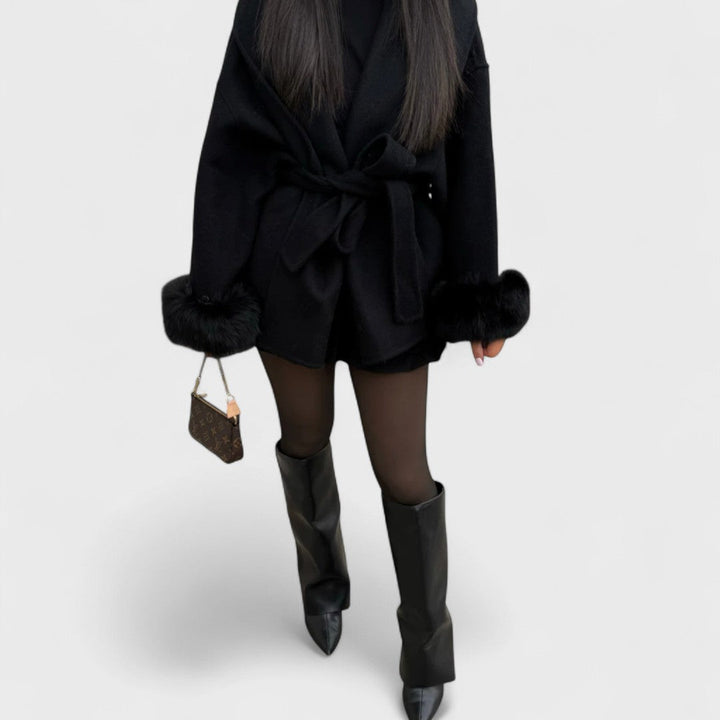 Alice | Cappotto corto con cintura e polsini in ecopelliccia