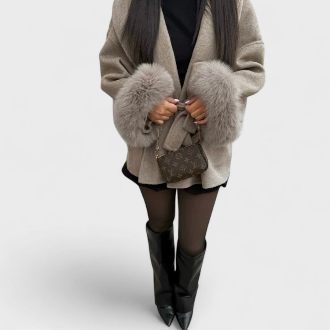 Alice | Cappotto corto con cintura e polsini in ecopelliccia