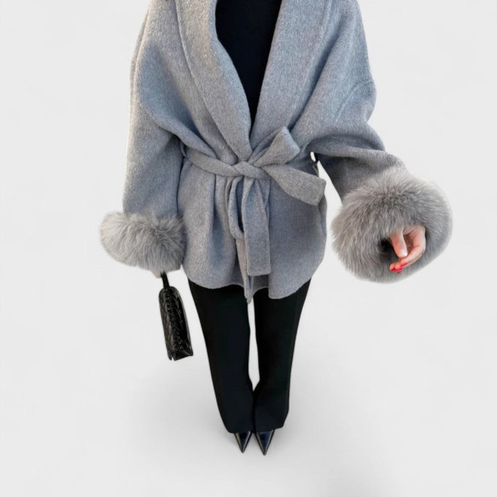 Alice | Cappotto corto con cintura e polsini in ecopelliccia
