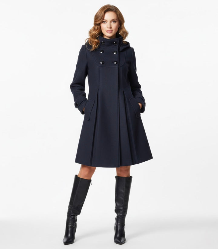 Alessia | Cappotto svasato con collo alto e bottoni decorativi