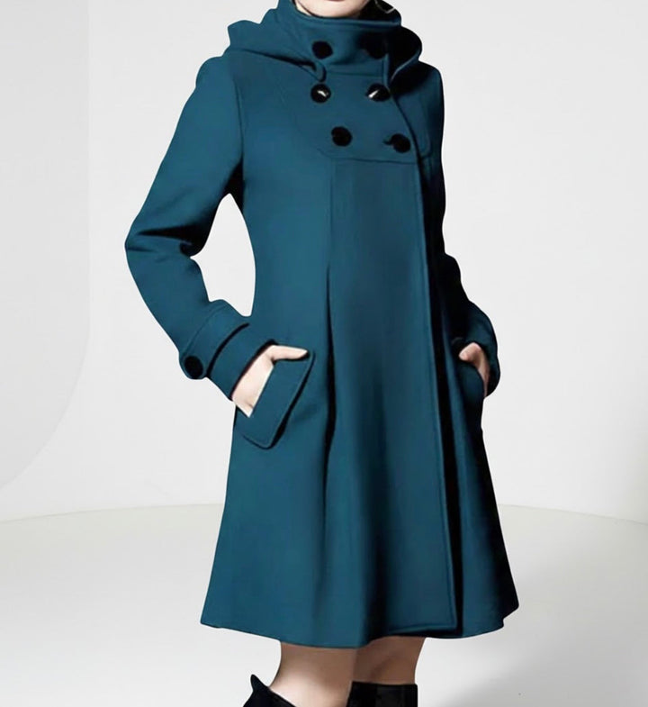 Alessia | Cappotto svasato con collo alto e bottoni decorativi