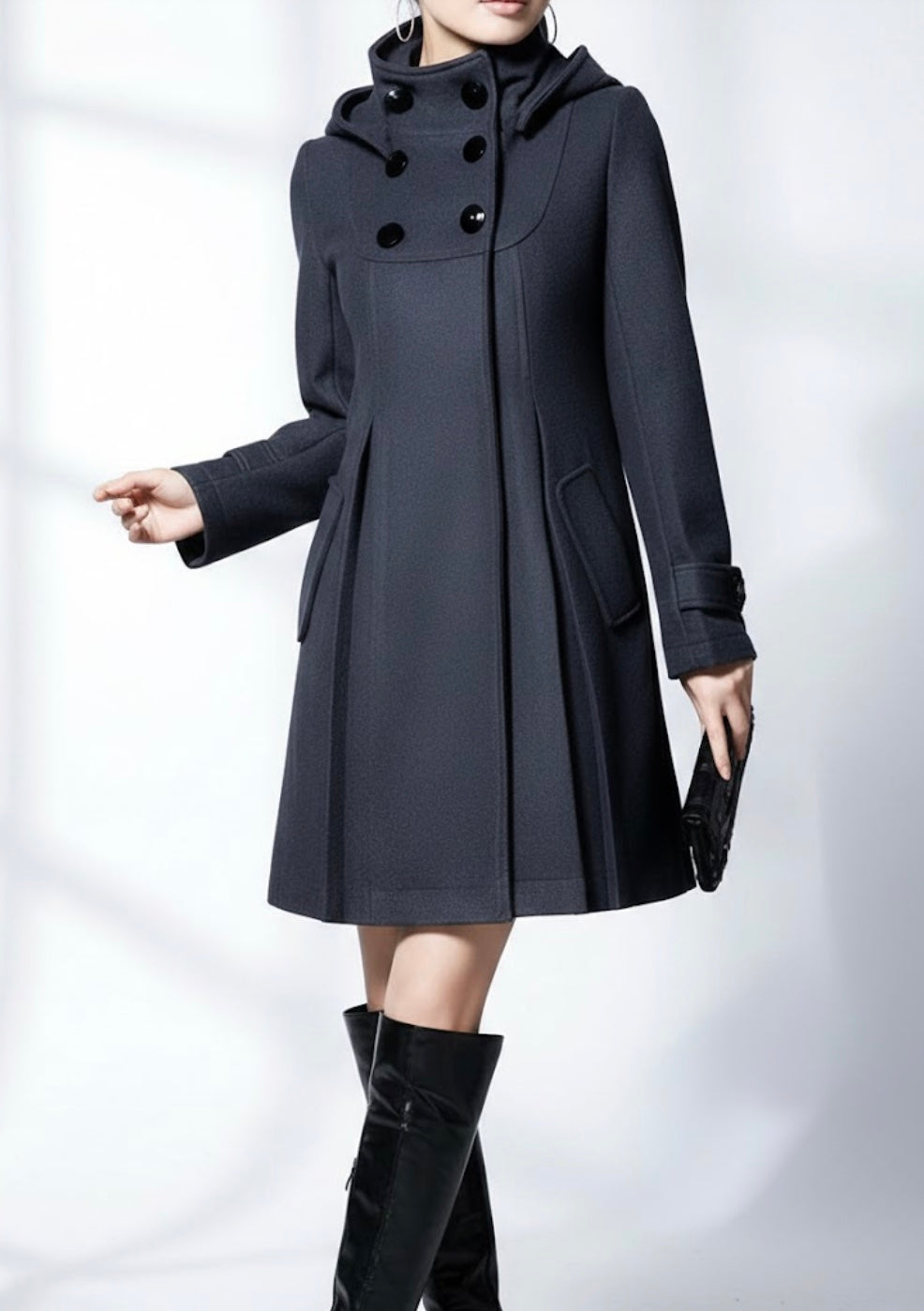 Alessia | Cappotto svasato con collo alto e bottoni decorativi