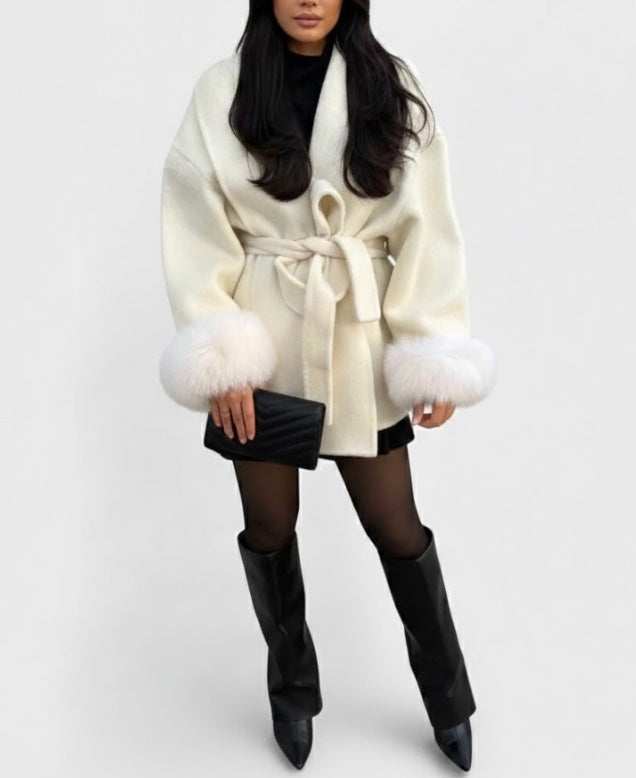 Alice | Cappotto corto con cintura e polsini in ecopelliccia