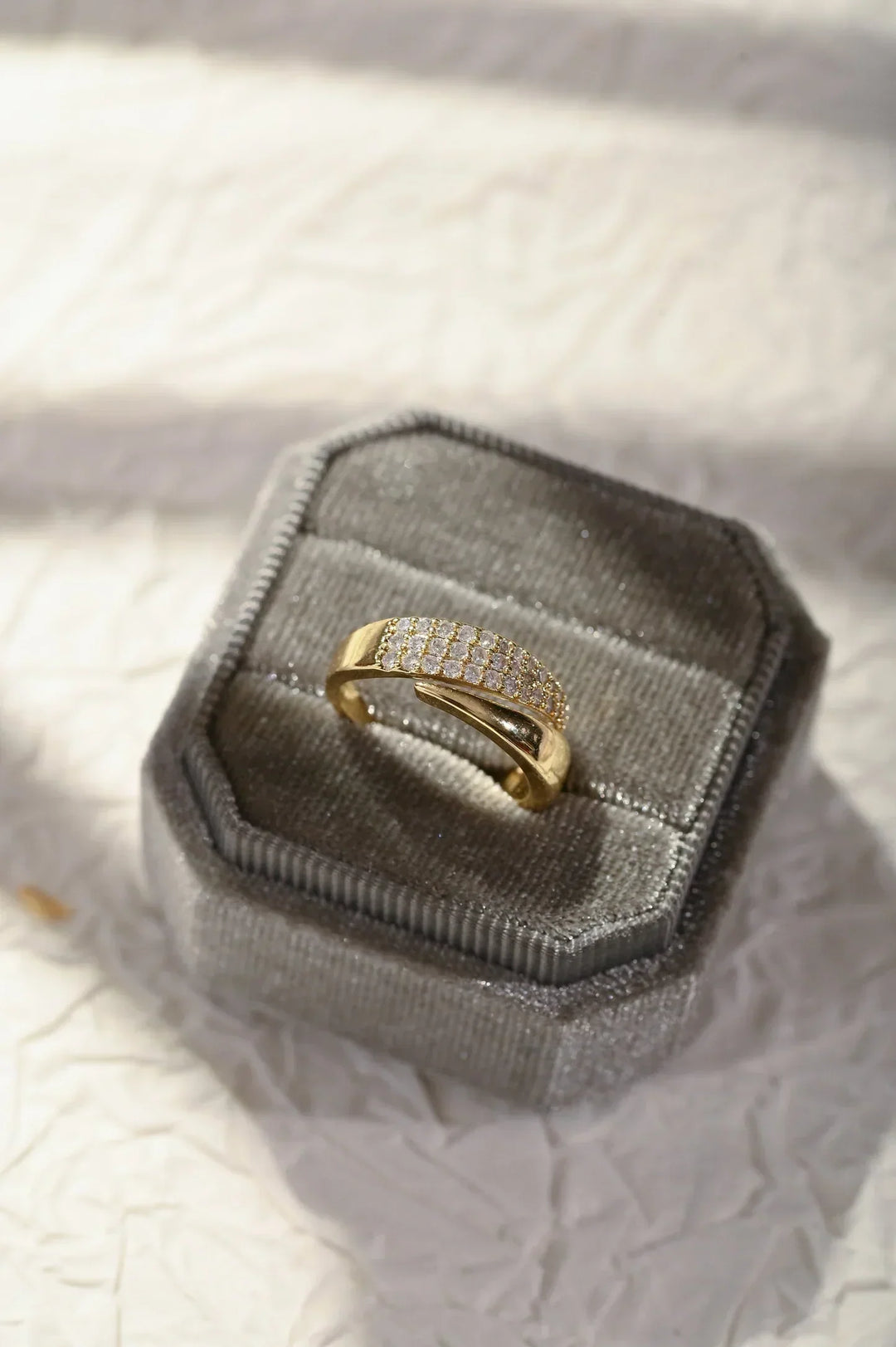 Anello elegante con pietre preziose Lucrecia