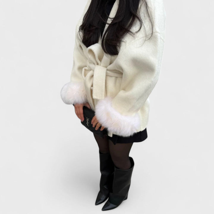Alice | Cappotto corto con cintura e polsini in ecopelliccia