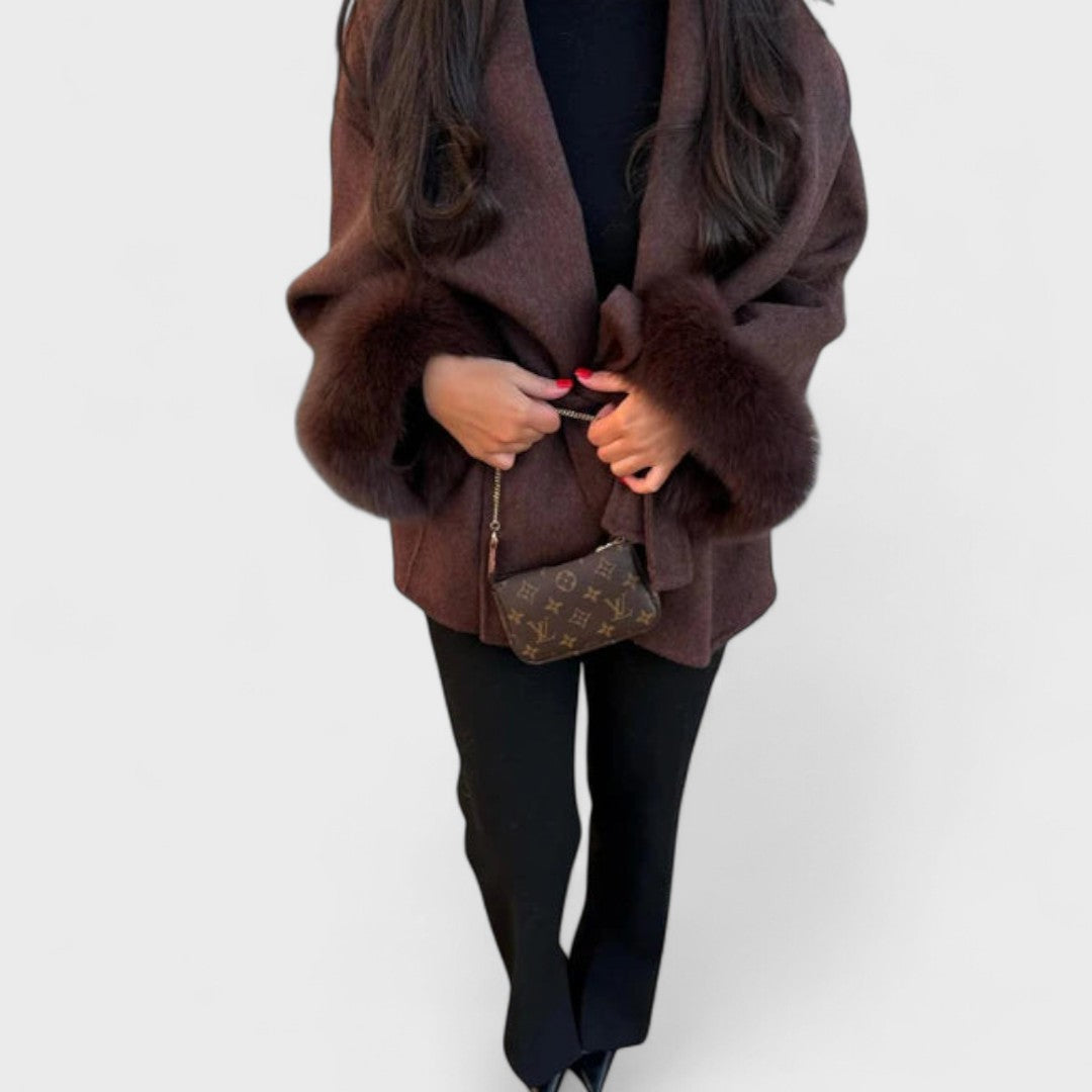 Alice | Cappotto corto con cintura e polsini in ecopelliccia