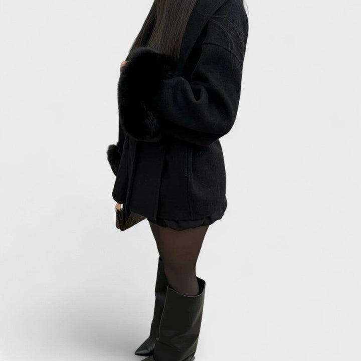 Alice | Cappotto corto con cintura e polsini in ecopelliccia